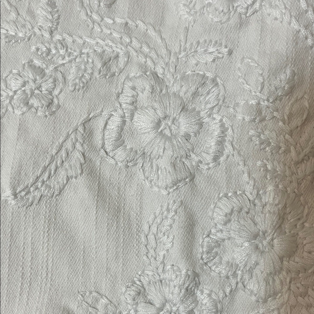 Alfred Dunner Blue Bayou White Capris with Embroidered Detail Elastic Waist 14P - Picture 14 of 14